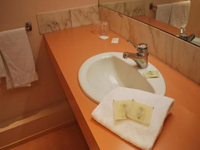 Logis Hotel & Restaurant - Le Normandie Caudebec-en-Caux Room photo